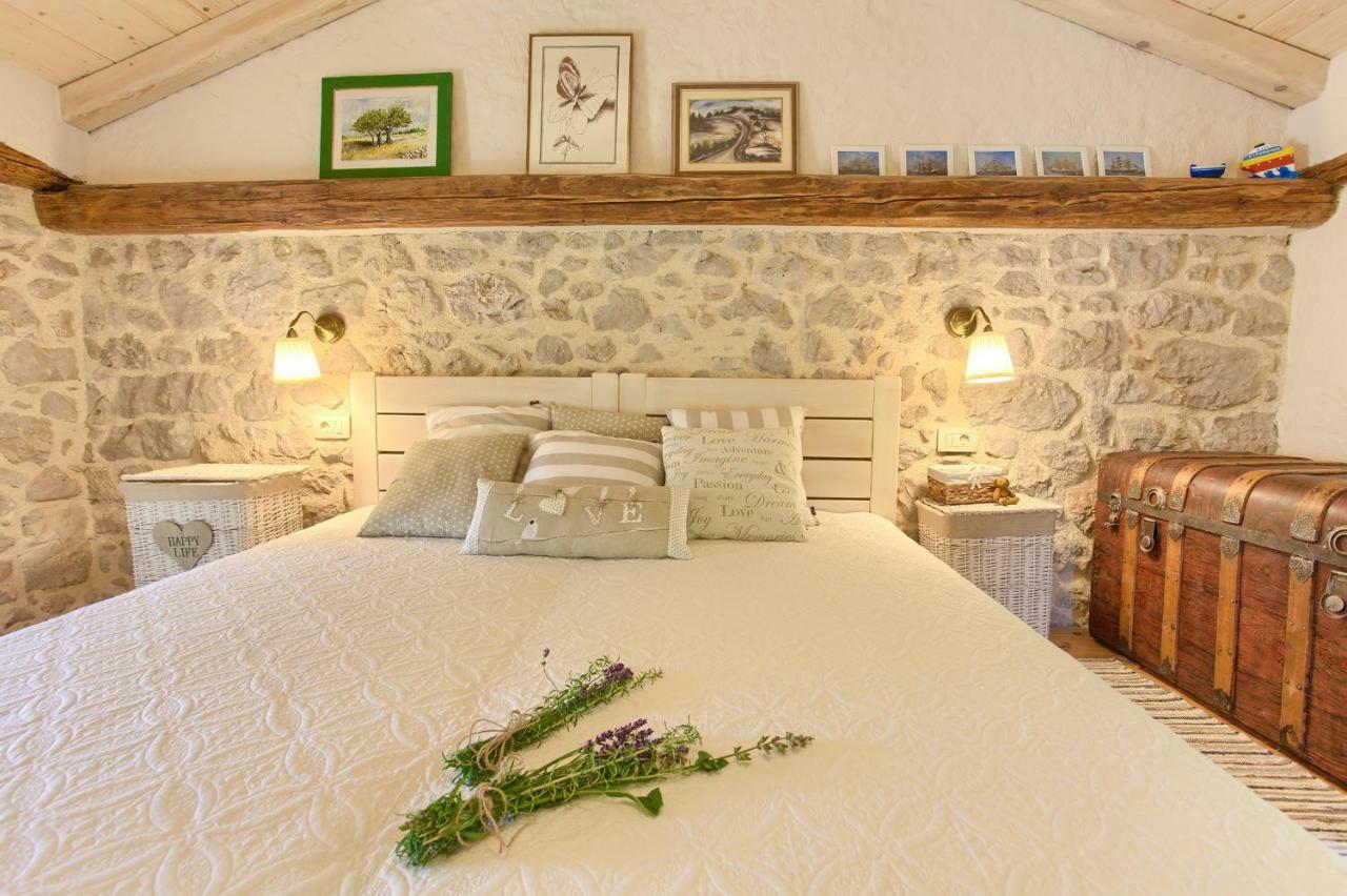 White Cottage Heritage House Čižići Exteriör bild